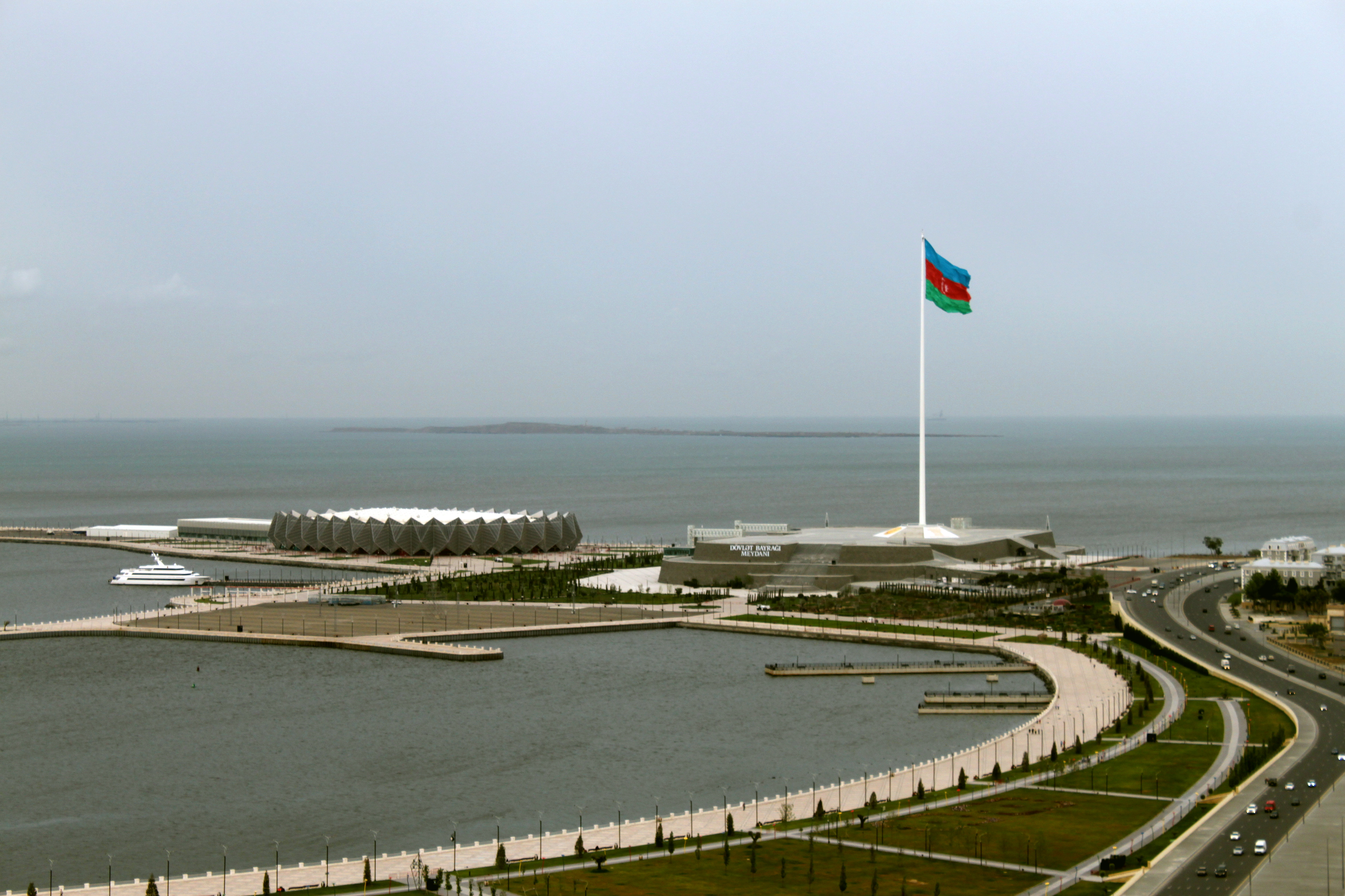 Luchtfoto van Boulevard met vlaggemast en vlag