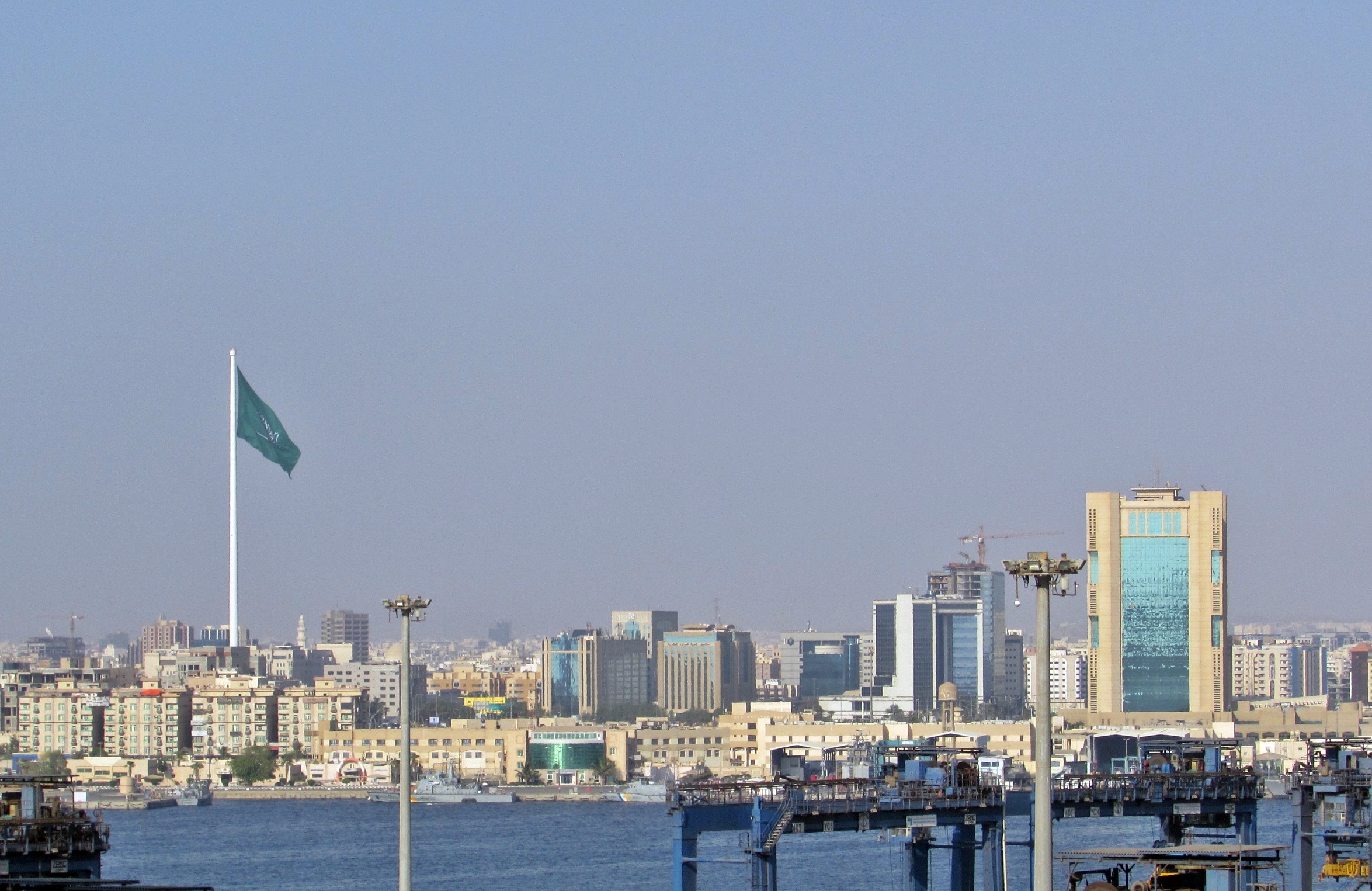 Stadszicht Jeddah, met vlaggemast